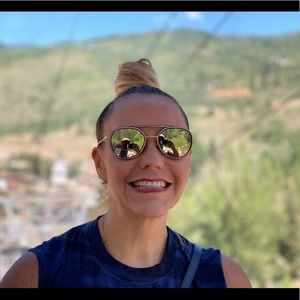 Meet your Posher, Claudia